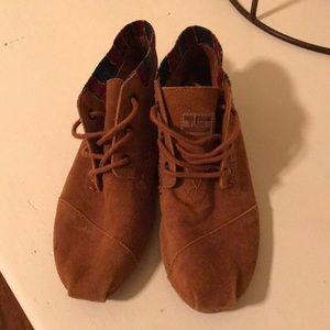 Toms Tribal moccasins, size 6